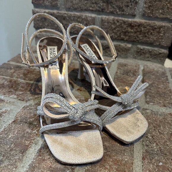 Badgley Mischka Womens Effie Strappy Bow Stiletto Heel Sandal in Soft  Gold Sz 6 - Picture 1 of 15